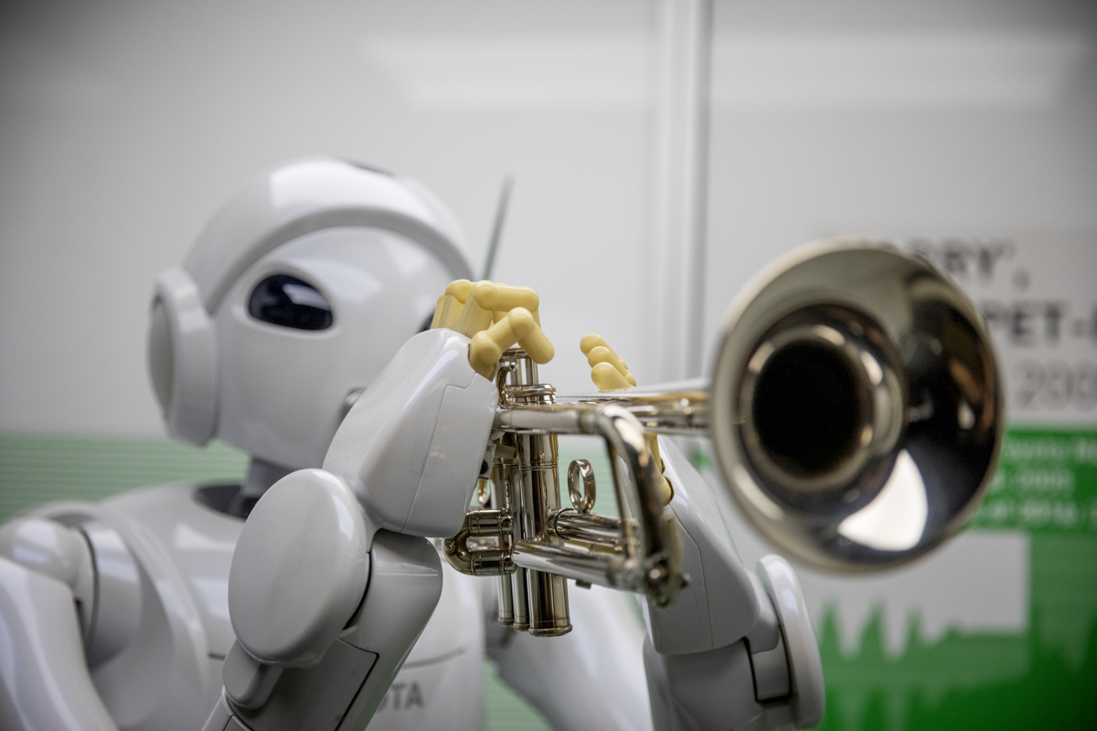 Photo illustrating robot playing the trumpet
