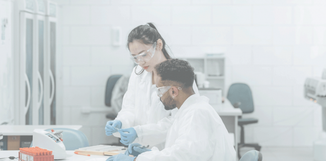 En kvinna och en man arbetar tillsammans i ett labb