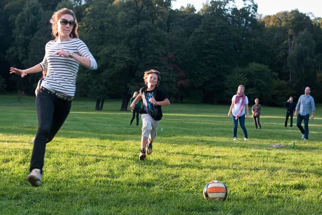 Personer som spelar fotboll