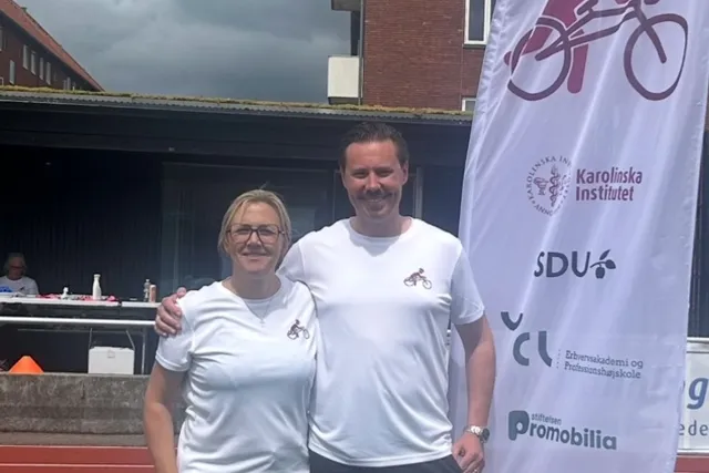 Foto av kvinna och man i träningskläder