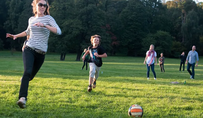 Personer som spelar fotboll