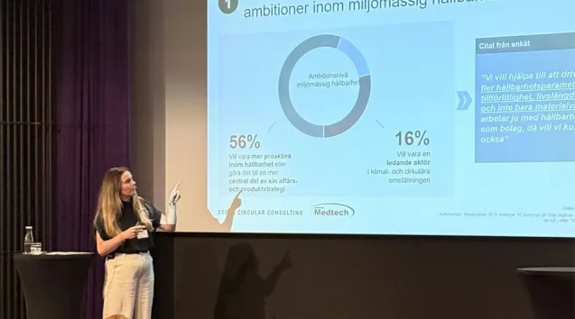 Foto av kvinna framför presentation