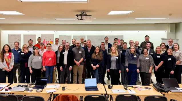 Foto av en stor grupp personer