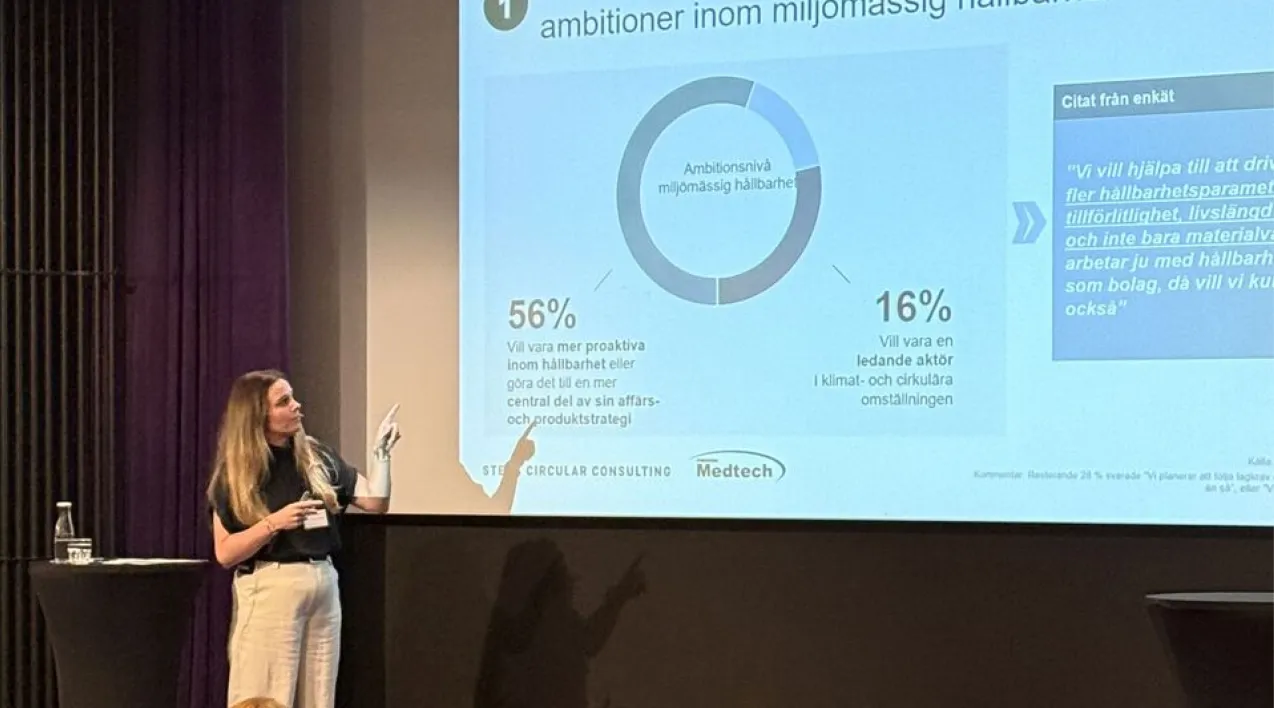 Foto av kvinna framför presentation