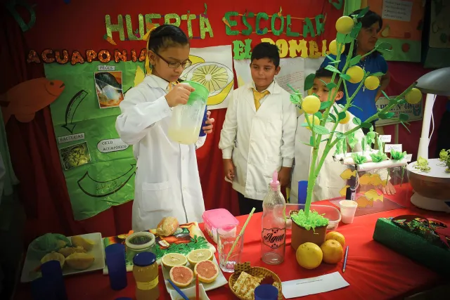 Barn i läkarrockar.