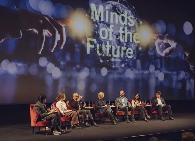 foto av panelsamtal på en scen