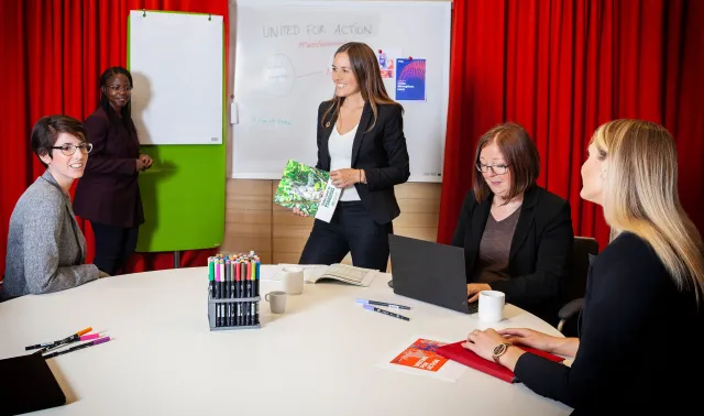 Ett foto av fem kvinnor