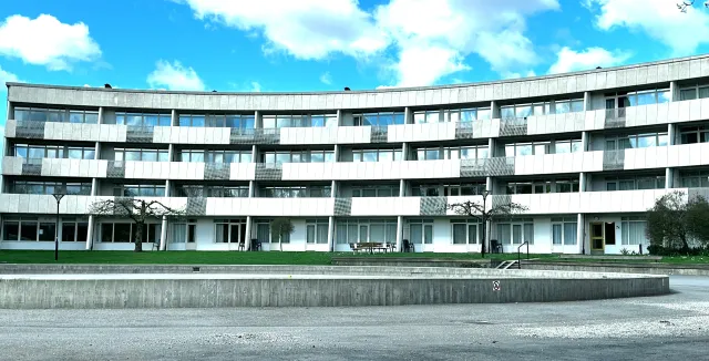 Foto av låg byggnad